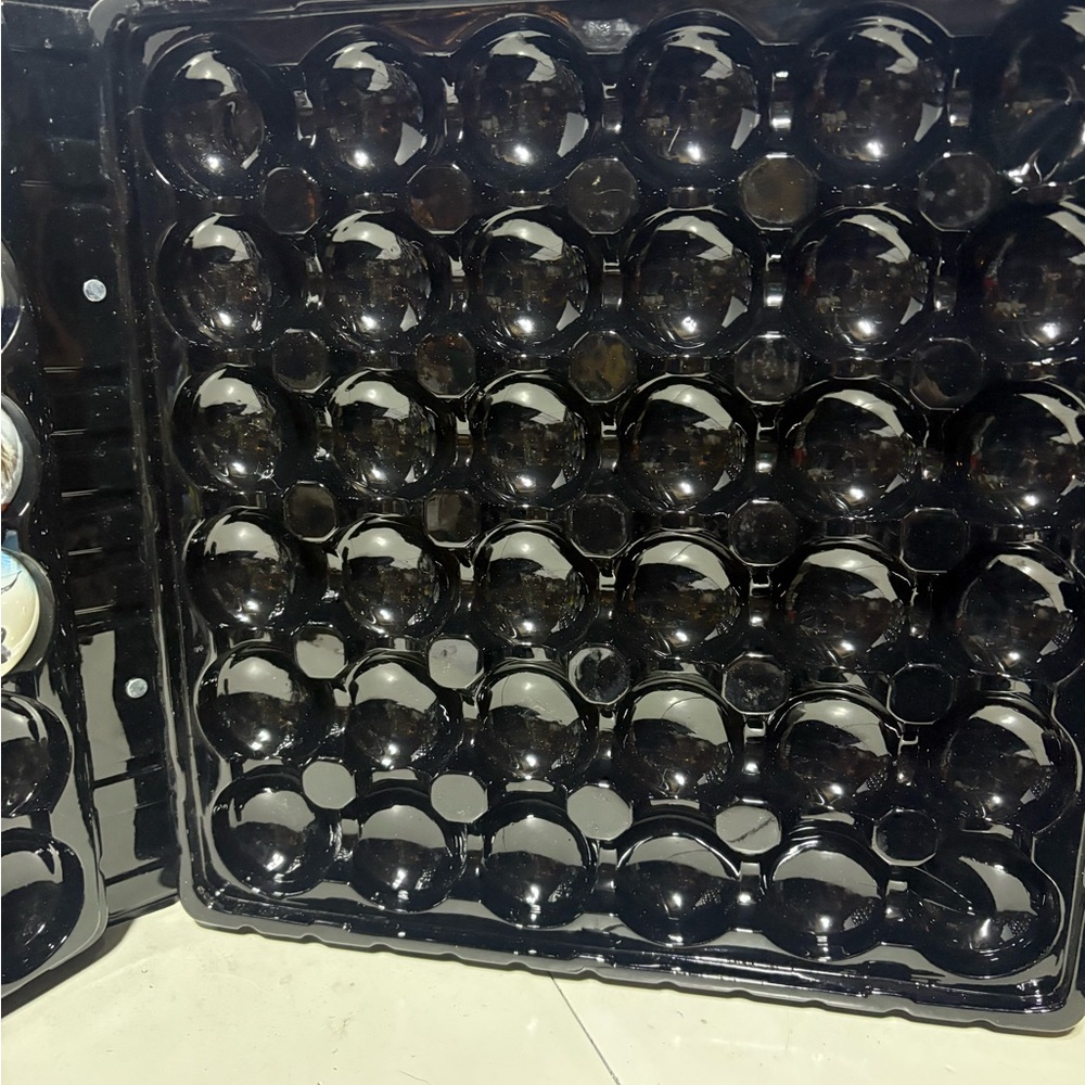 Folder containing 33 Roxx Buttons. - Picture 6 of 7